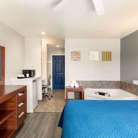 Travelodge By Wyndham דיפו ביי מראה חיצוני תמונה